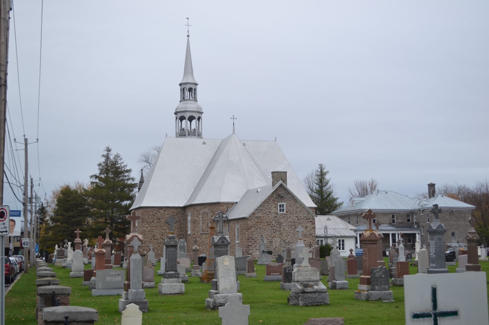 Le cimetière Saint-Michel de Vaudreuil, voisin de l'Église Saint-Michel